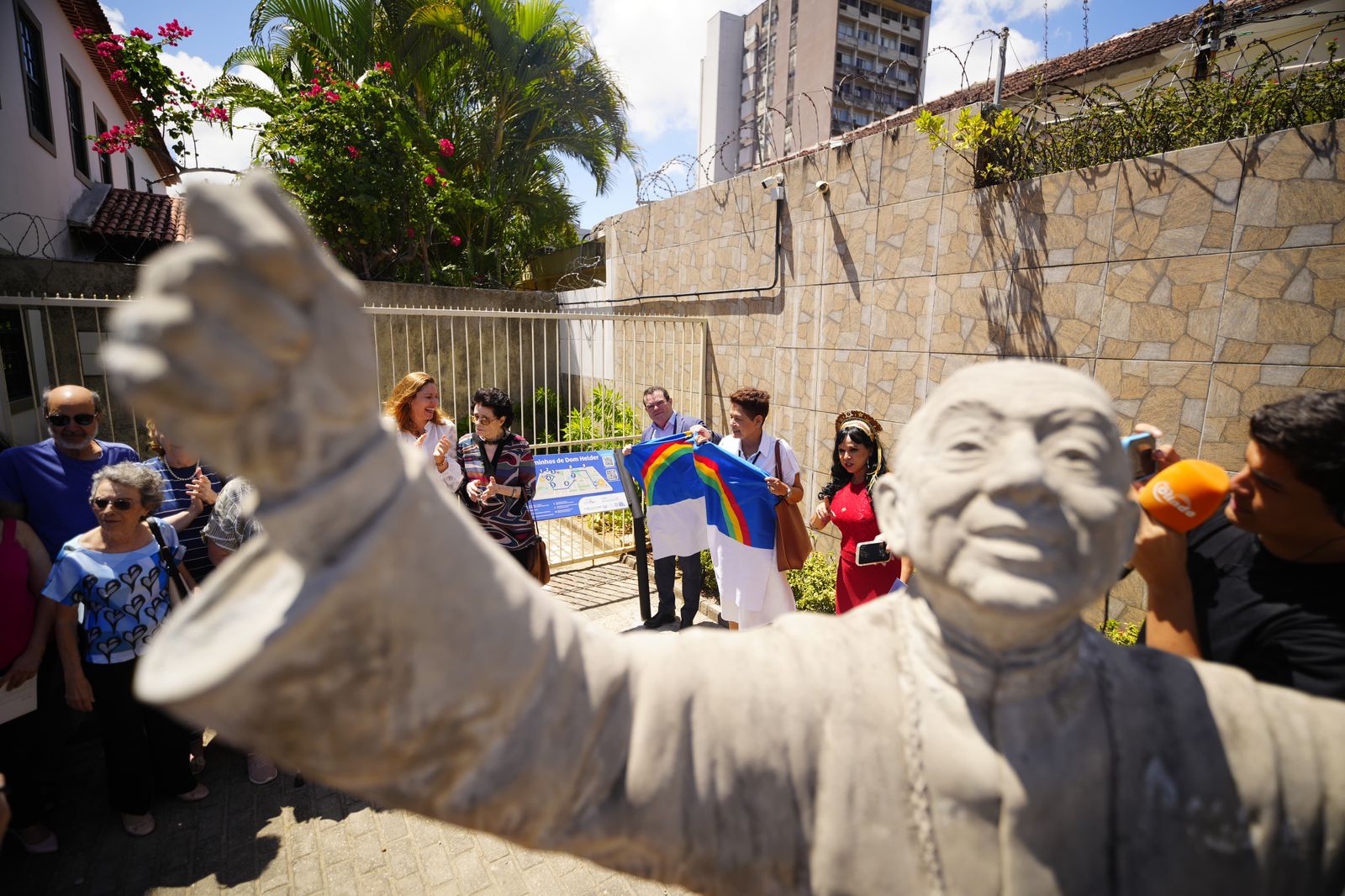 O Turismo de Pernambuco celebra o legado de Dom Hélder Câmara com a inauguração de placas da Rota Turística em sua homenagem.